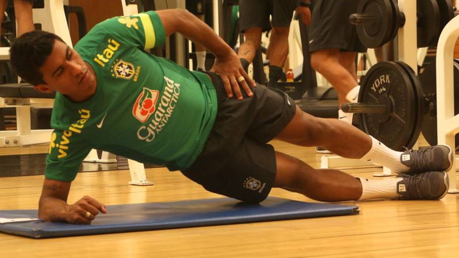 Paulinho treina na academia do hotel onde a seleção está concentrada, em Seul