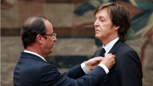 O presidente francês François Hollande condecora Paul McCartney