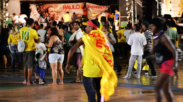 Eleitores de Paulo Câmara comemoram a vitória do novo governador de Pernambuco no Marco Zero do Recife, neste domingo (05)