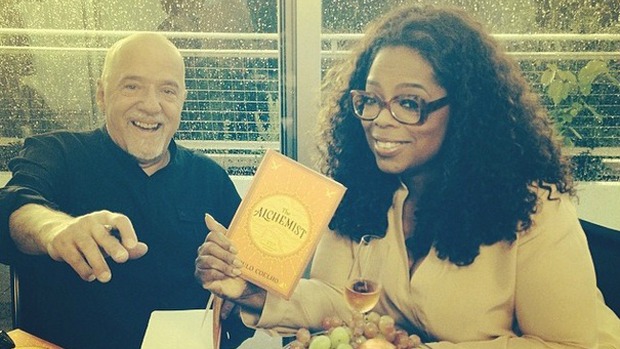 Paulo Coelho é entrevistado pela apresentadora Oprah Winfrey em sua casa em Genebra, Suíça