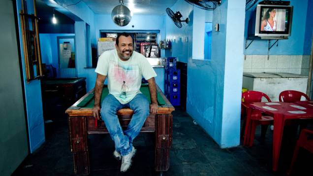 Paulo é dono do bar onde mandam a sinuca, o pagode e a cerveja Paulo é dono do bar onde mandam a sinuca, o pagode e a cerveja