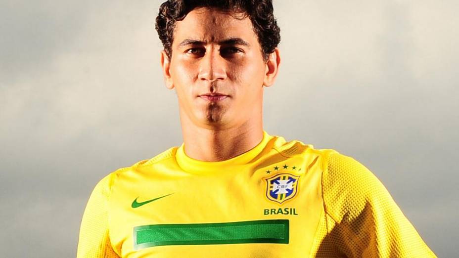 O meia Paulo Henrique Ganso posa com a camisa da seleção brasileira