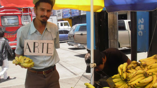O artista plástico Paulo Nazareth compra bananas para obra exposta na Art Basel de Miami que ganhou destaque na imprensa internacional