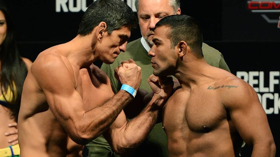 Paulo Thiago e Michel Prazeres durante a pesagem do UFC Jaraguá do Sul em (SC)
