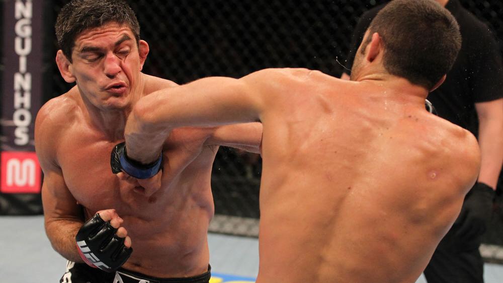 Paulo Thiago (à esq.) em ação no primeiro UFC Rio, em 2011