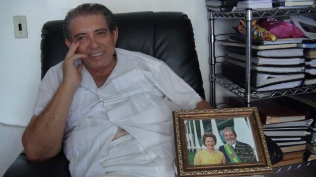João de Deus exibe foto autografada que recebeu do ex-presidente de Lula
