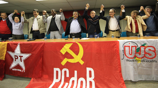 Lula e Haddad com integrantes do PCdoB, no anúncio da aliança