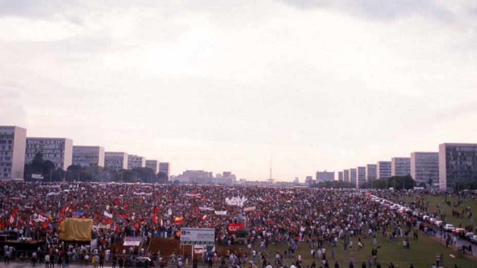 Manifestação, em frente ao Congresso Nacional, no dia da votação do impeachment de Fernando Collor