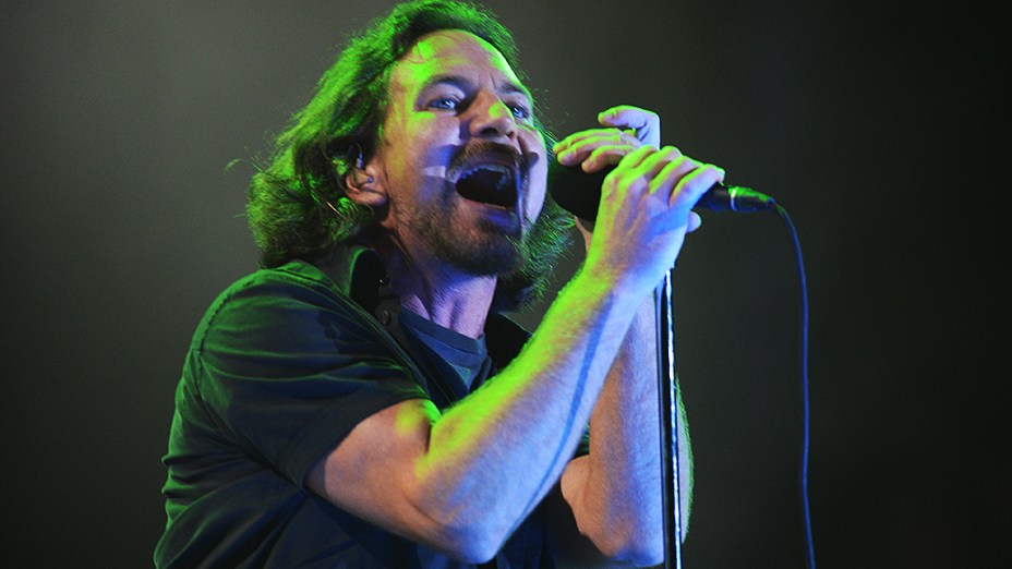 Pearl Jam durante apresentação no terceiro dia do Lollapalooza, em São Paulo