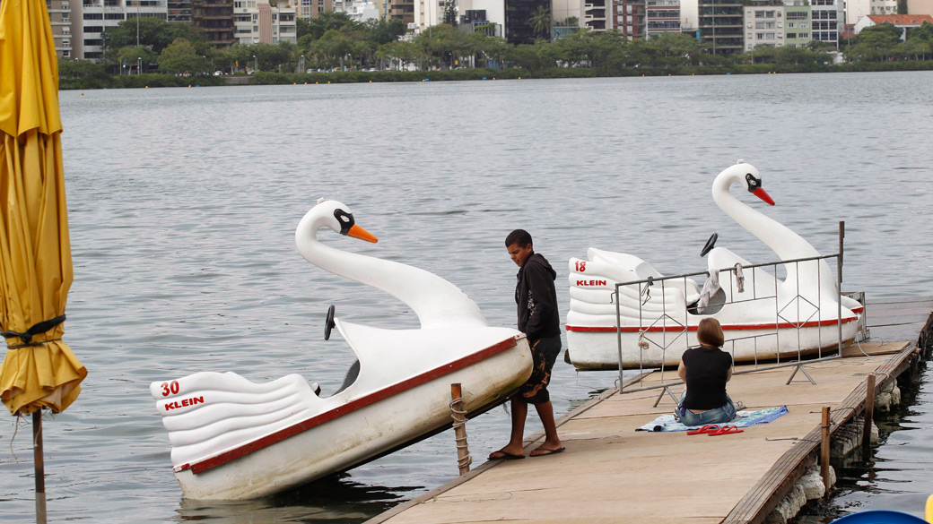 Pedalinho semelhante ao que afundou na Lagoa, no Rio de Janeiro. O casal que estava no brinquedo foi resgatado a 300 metros da margem – 11/12/2011