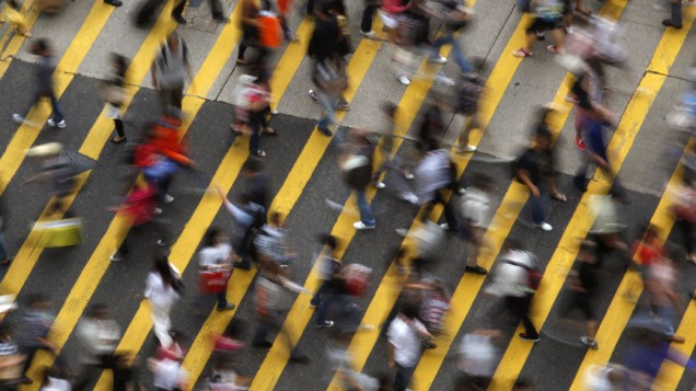 Pedestres atravessam rua em Mong Kok, distrito de Hong Kong, na China