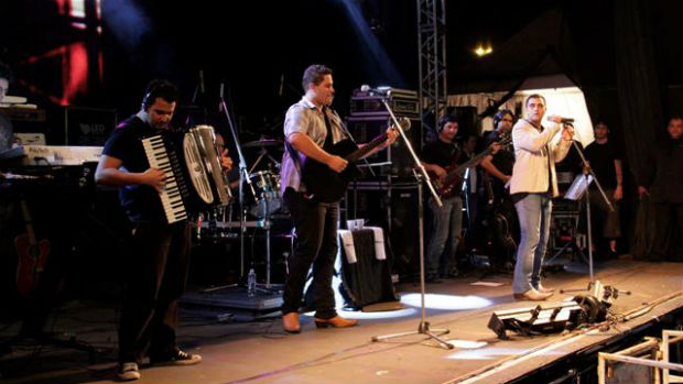 Pedro (ao centro) durante show com o primo Thiago (à direita)