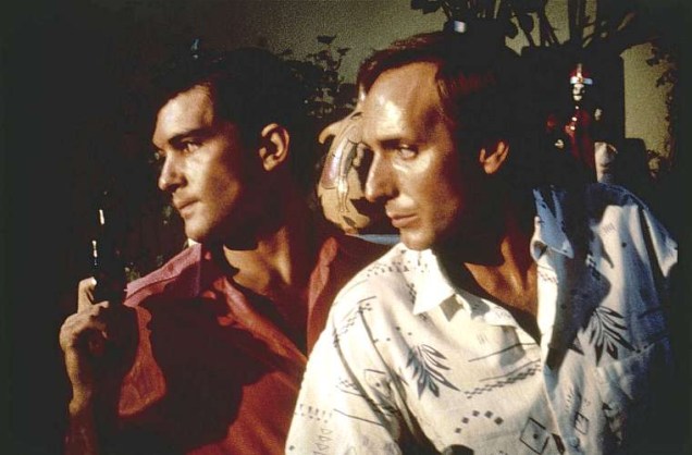 Antonio Banderas (à esq.) e Eusebio Poncela (à dir) atuando em A Lei do Desejo, de 1987.
