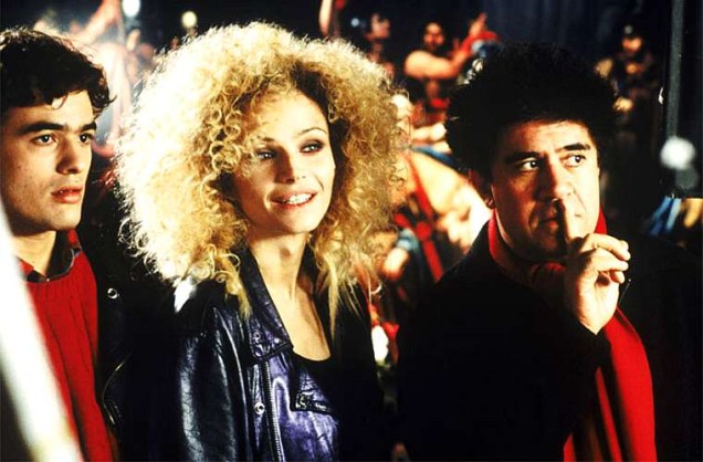 Os atores Liberto Rabai, Fransesca Neri e Pedro Almodóvar no filme Carne Trêmula, de 1997, indicado ao Prêmio Bafta, em 1999, como melhor filme estrangeiro.