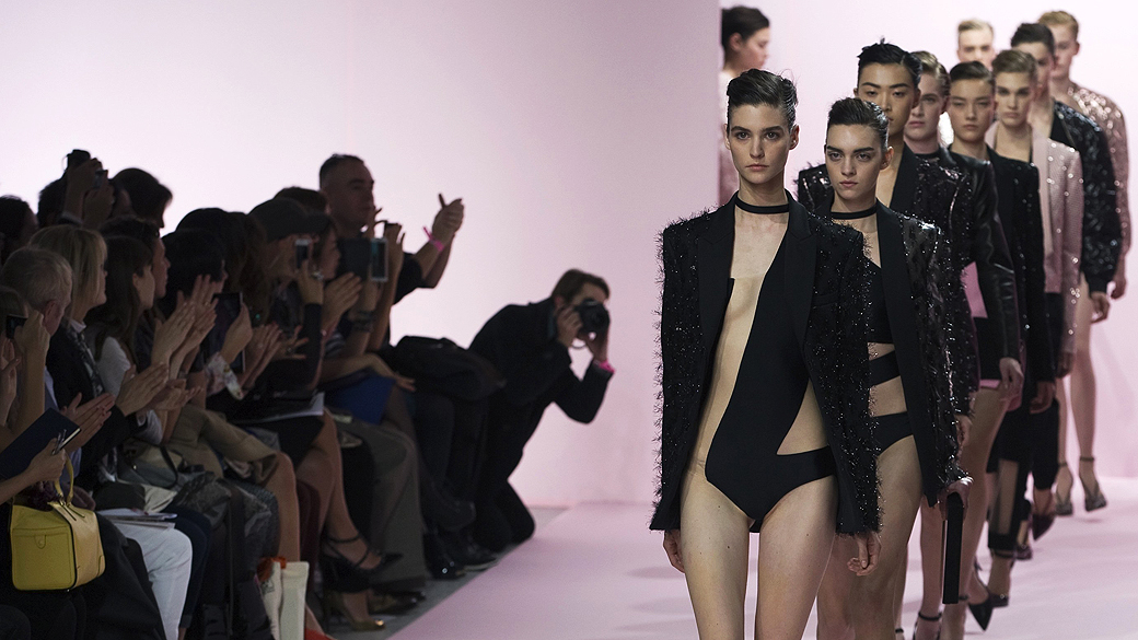 Modelos apresentam coleção primavera/verão do estilista brasileiro Pedro Lourenço na Semana de Moda de Paris, em 01/10/2012