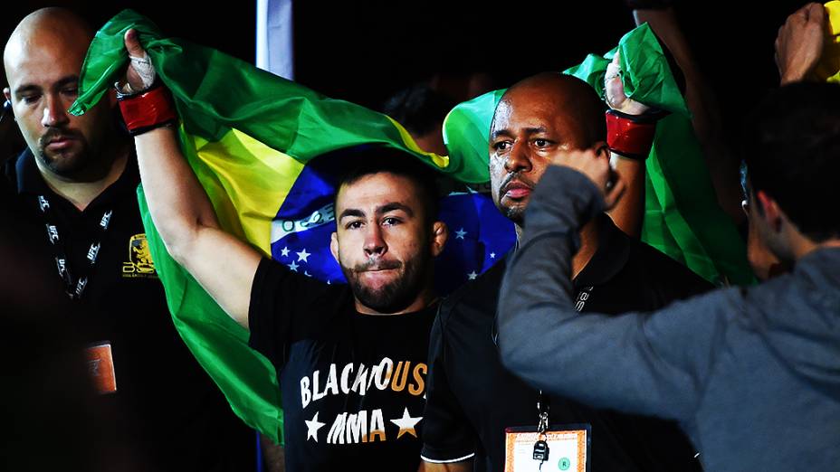 Pedro Munhoz vence Matt Hobbar na final do TUF Brasil 3 no Ginásio do Ibirapuera em São Paulo