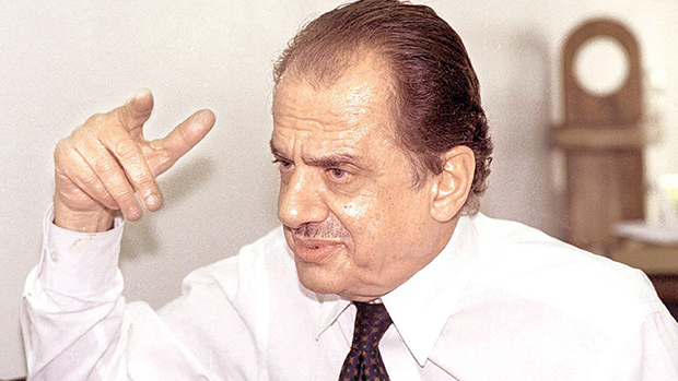Senador Pedro Simon em seu gabinete no senado, em 1997