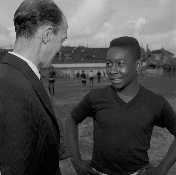 Pelé e o jornalista De Vaney, na Vila Belmiro, pouco após a chegada do garoto ao Santos Futebol Clube