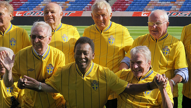 Finalistas da Copa de 58 se reúnem no gramado do Rasunda. Pelé é atração em Estocolmo