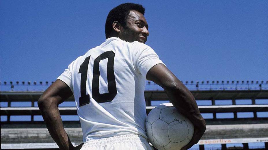 Pelé com a camisa 10 do Santos, no Estádio da Vila Belmiro, em 1973