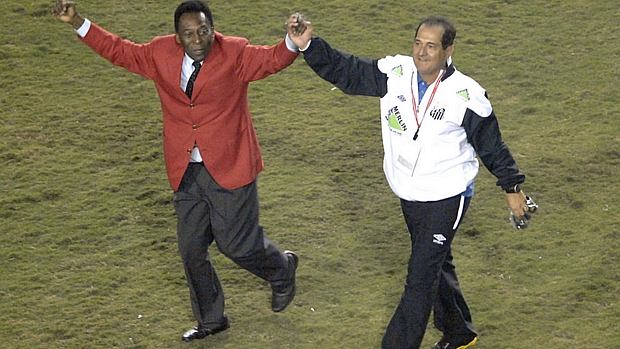 Pelé presta tributo a Muricy pela conquista da Libertadores: Rei vibrou com a conquista do tricampeonato santista.