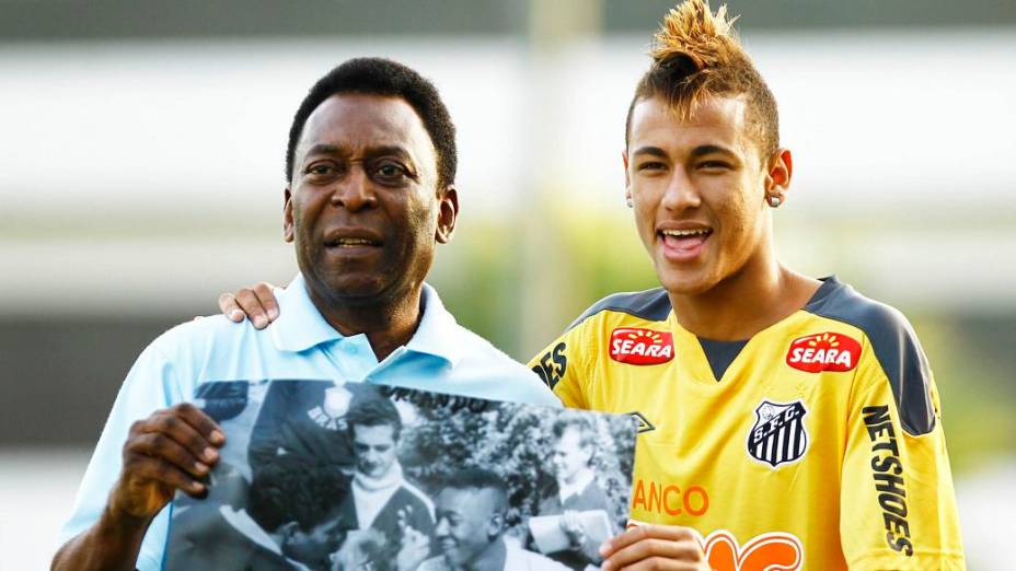 Na segunda, Neymar recebeu a visita de Pelé no treino do Santos. O rei do futebol levou uma foto para mostrar que já era adepto do corte de cabelo moicano nos anos 1950, seis décadas antes de Neymar adotá-lo