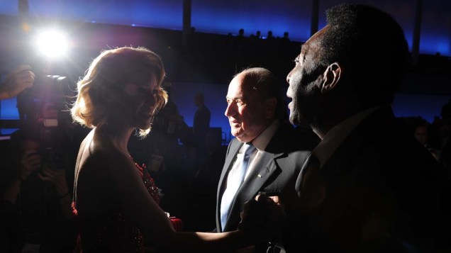 A cantora Shakira, o presidente da FIFA Sepp Blatter e o jogador Pelé na cerimônia da FIFA  em Zurique, Suíça