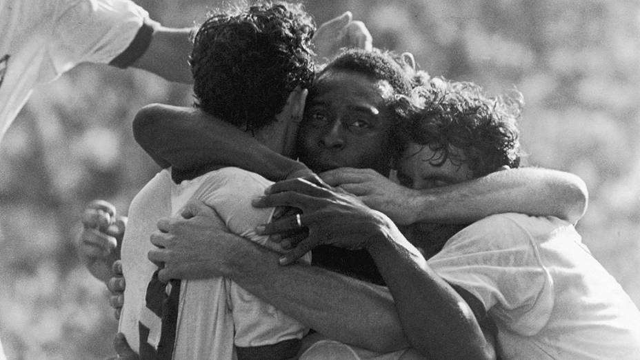 Tostão, Pelé e outros jogadores do Brasil se abraçam depois de gol contra o Uruguai, na semifinal da Copa do Mundo do México-1970