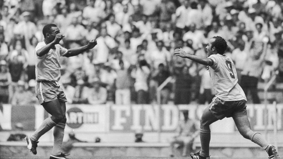 Pelé e Tostão depois de gol da seleção brasileira contra o Peru, nas quartas-de-final da Copa do Mundo do México-1970