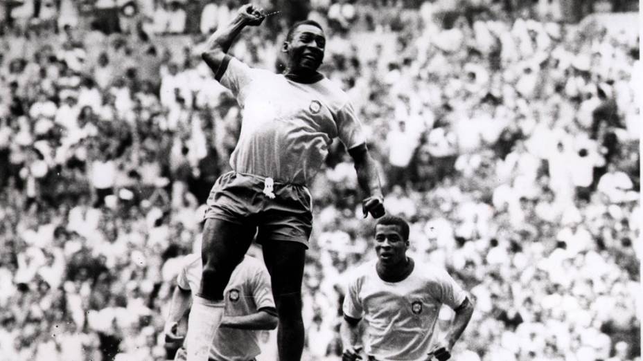 Pelé comemora gol contra a Checoslováquia com seu famoso soco no ar, na Copa do Mundo do México-1970