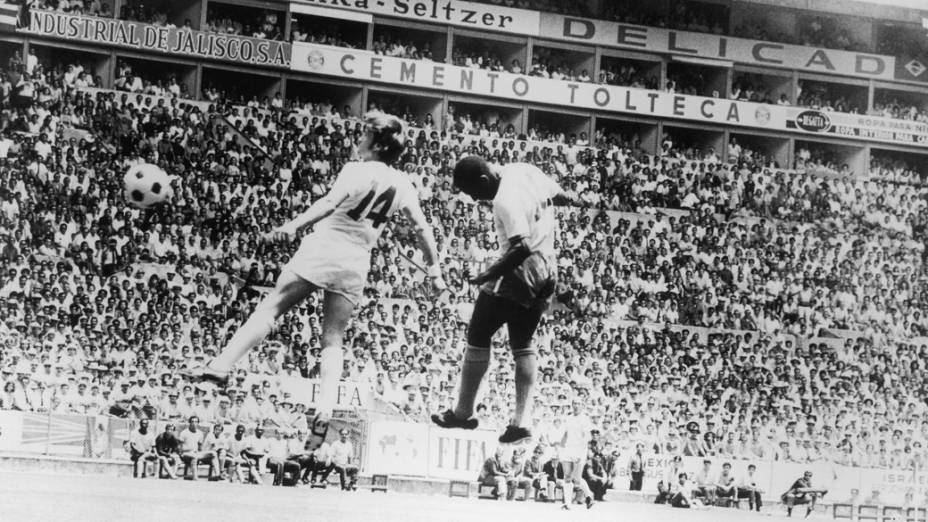 Pelé disputando lance com atleta da Inglaterra na Copa do Mundo do México-1970