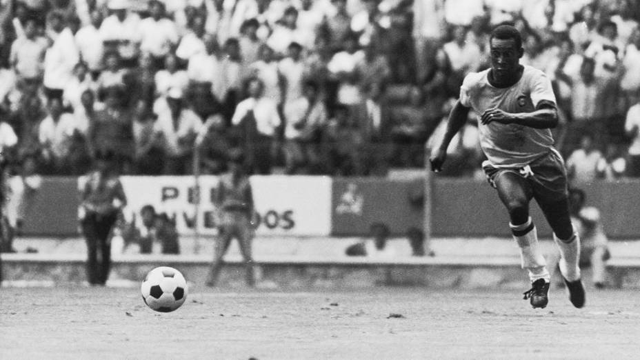 Pelé num dos lances mais marcantes do Mundial do México-1970: o drible sem tocar a bola, enganando o goleiro Mazurkiewicz, do Uruguai, na semifinal, no Estádio Jalisco