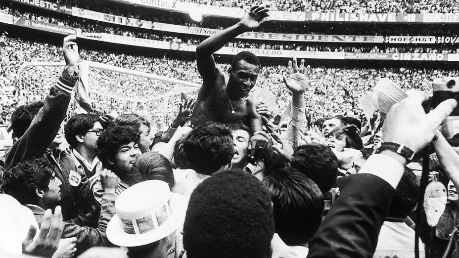 Pelé sendo carregado por torcedores após a vitória sobre a Itália e a conquista do tri na Copa do México-1970
