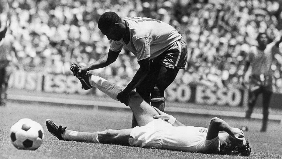 Pelé ajudando Bobby Moore, da Inglaterra, na Copa do Mundo de 1970