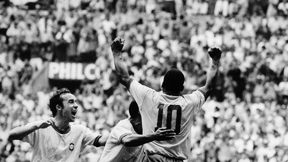 Pelé, com Jairzinho e Tostão, comemorando um dos gols do Brasil na vitória sobre a Checoslováquia, 4 a 1, na Copa do Mundo de 1970
