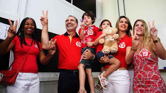 Pelegrino vota acompanhado da família, da vice Olívia Santana e comitiva