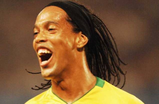 Ronaldinho Gaúcho, durante os Jogos Olímpicos de Pequim, em 2008. Com ou sem trancinhas, o jogador também é adepto do cabelo longo.