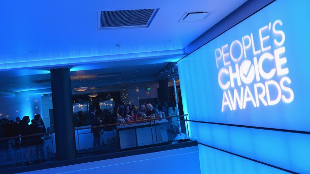  The Peoples Choice Awards, primeira premiação do ano foi realizada na noite desta quarta-feira (08) no Nokia Theatre, em Los Angeles, e premiou atores de cinema, televisão, séries, filmes e artistas da música
