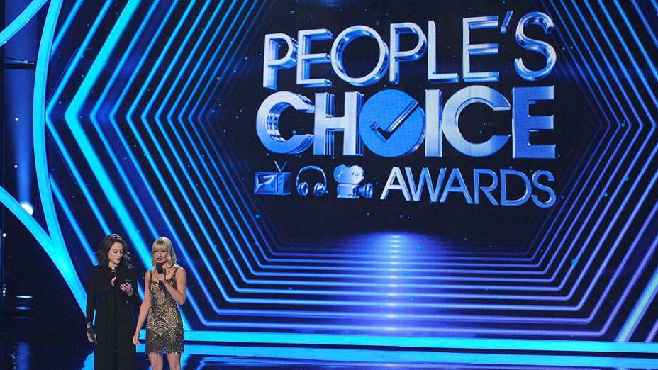As apresentadoras Kat Dennings e Beth Behrs no prêmio The Peoples Choice Awards