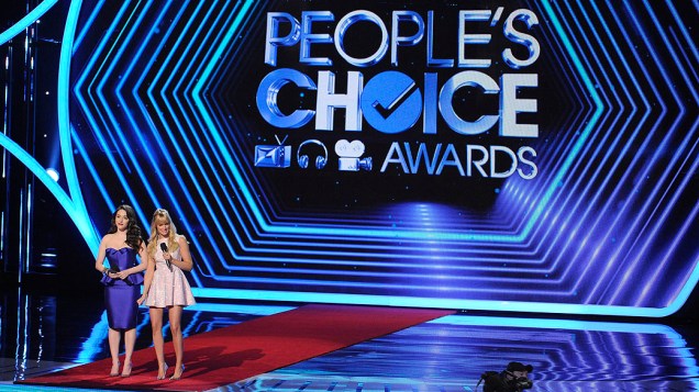 As apresentadoras Kat Dennings e Beth Behrs no prêmio The Peoples Choice Awards​