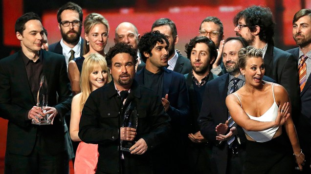 O elenco de The Big Bang Theory, durante a premiação do Peoples Choice Awards 2015, no Nokia Theatre, em Los Angeles