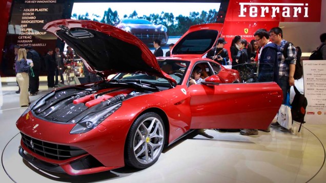 Ferrari F12berlinetta: a máquina mais potente já fabricada pela marca, tem motor 6.3 litros, V12,  730 cavalos e acelera de 0 a 100 km/h em 3,1 segundos