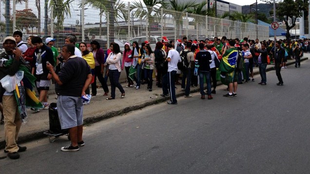 Peregrinos enfrentam fila para retirar kit peregrino no Sambódromo