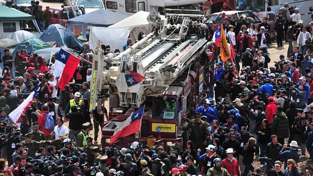 Centenas de pessoas acompanham a retirada da máquina T-130, após o fim da perfuração na mina San José