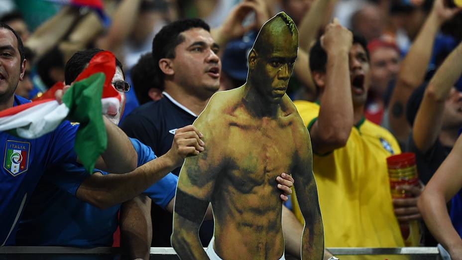 Torcedores italianos seguram a imagem de Mario Balotelli durante o jogo contra a Inglaterra na Arena Amazônia, em Manaus