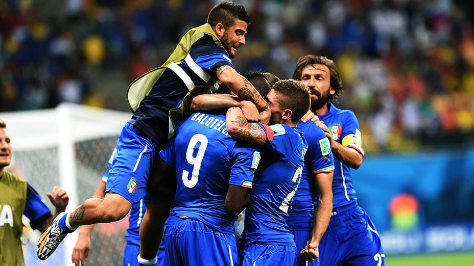 Jogadores da Itália cumprimentam Mario Balotelli pelo gol contra a Inglaterra na Arena Amazônia, em Manaus