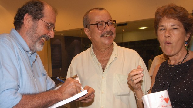 João Ubaldo Ribeiro ganha autógrafo no livro de Cacá Diegues, O Diário de Deus é Brasileiro, no Espaço Unibanco de Cinema, em 2003