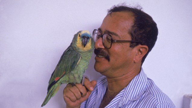 O escritor João Ubaldo Ribeiro é fotografado com seu animal de estimação nos anos 80, no Rio de Janeiro