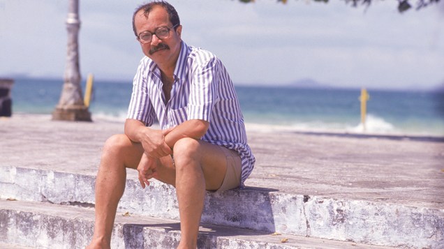 O escritor João Ubaldo Ribeiro em praia carioca