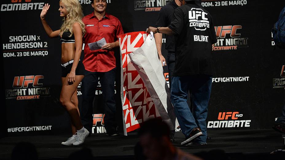 Lutador Francimar Barrosso usa um cartaz de papel ao invés de uma toalha durante a pesagem do UFC de Natal